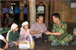 Bộ CHQS tỉnh Cao Bằng: Trao quà hỗ trợ gia đình các nạn nhân bị lũ cuốn ở huyện Bảo Lâm     